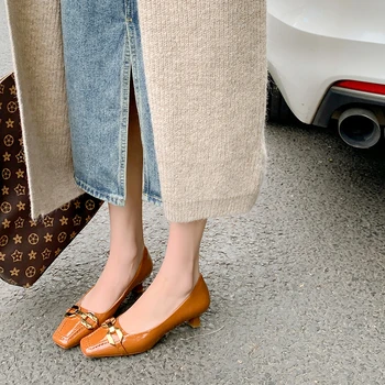 Пролетно-Есенен Дамски обувки за почивка от Телешка кожа с Квадратни пръсти, Декоративна Метална обувки на средно и тънките токчета